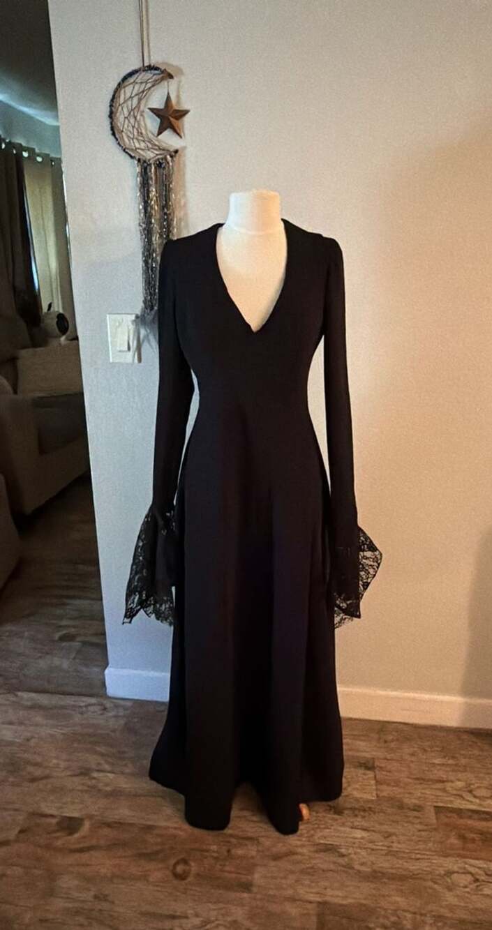 Vintage Morticia Elvira /or witch Dress Black Lace Sleeves
M